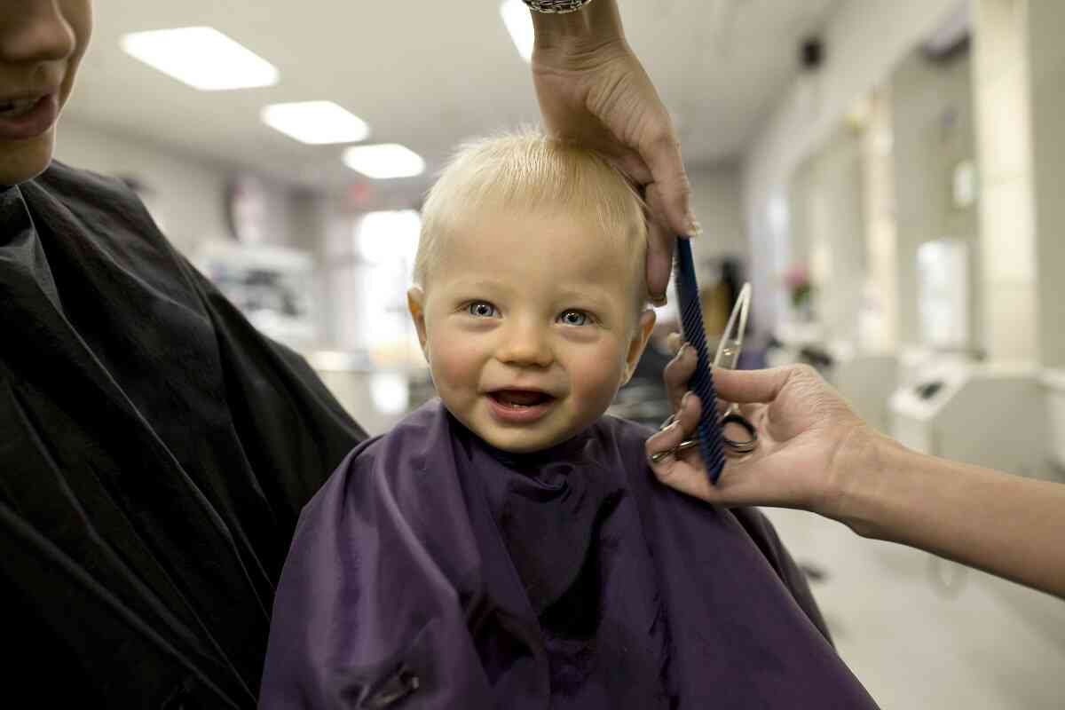 Co zrobić, aby dziecko polubiło wizyty u fryzjera?