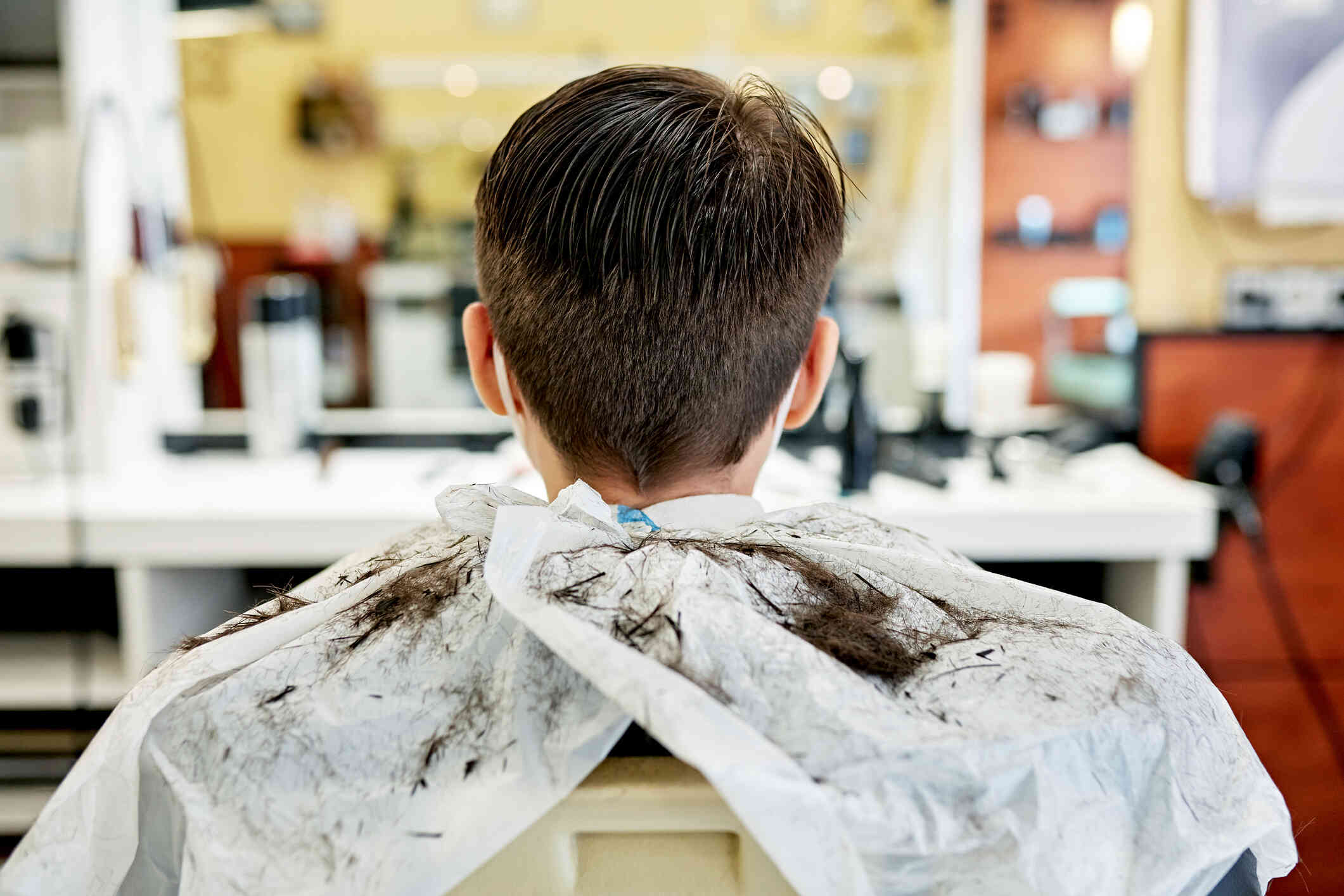 Przegląd modnych fryzur dla chłopca