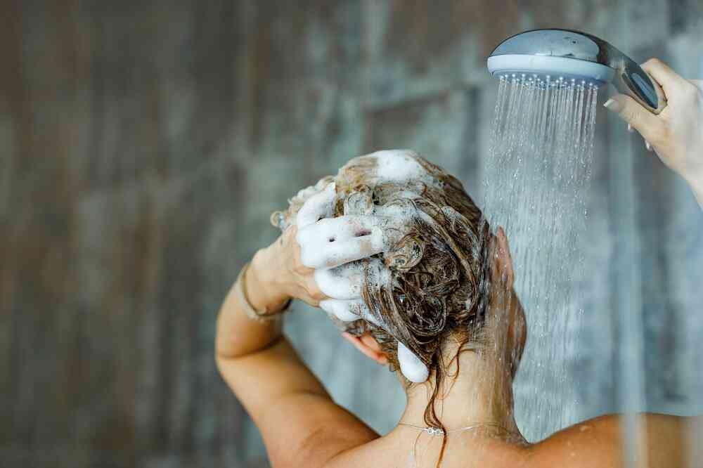 Dlaczego mycie włosów gorącą wodą to poważny błąd?