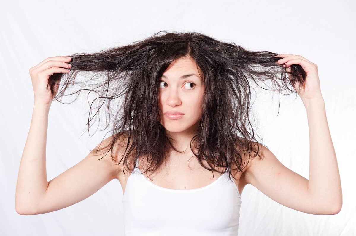 5 złych nawyków w pielęgnacji włosów. Jakich błędów musisz unikać